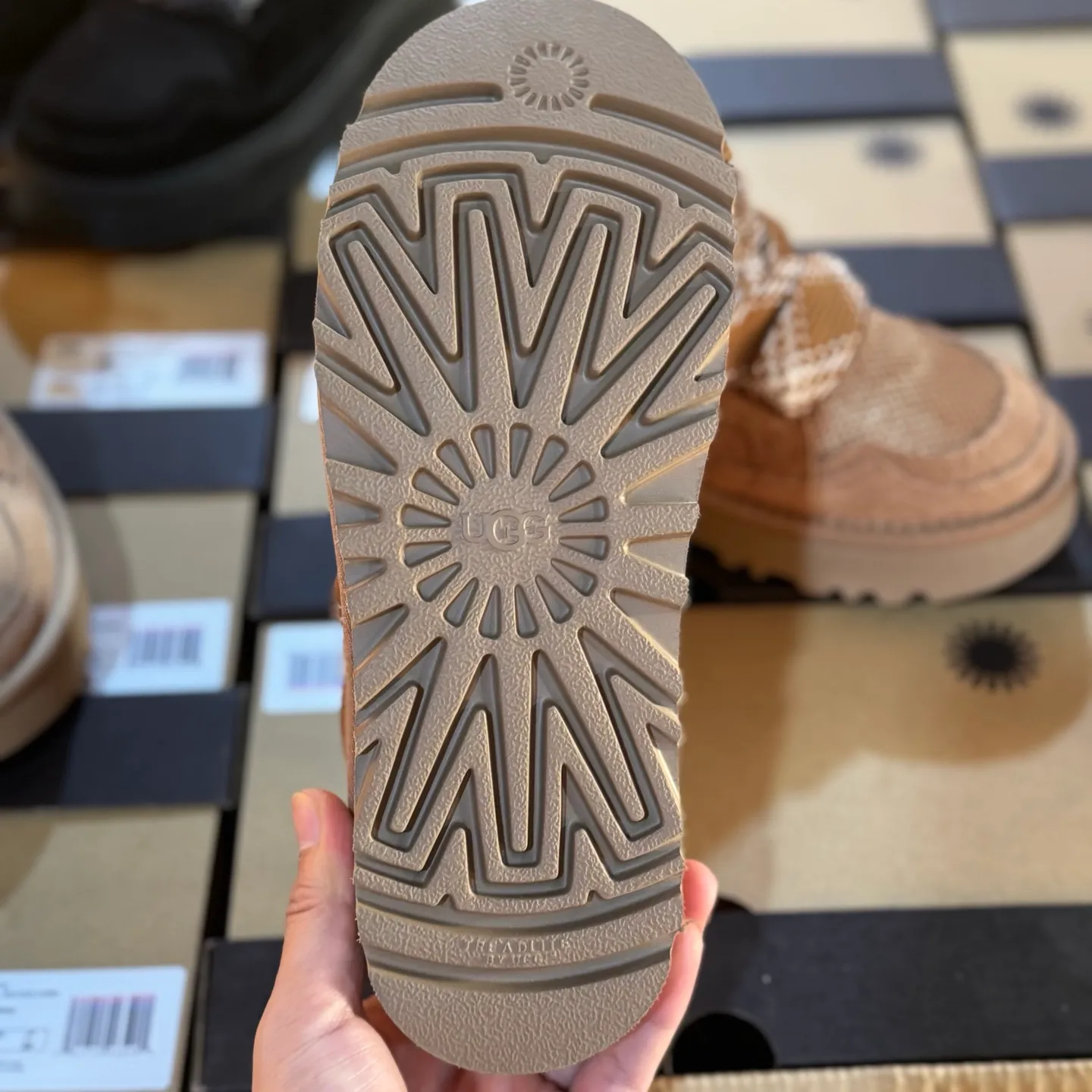 Local 💰600 Settlement in store 250 OEM grade 4032 Mel series Top workmanship level Super stable version ✔️ Good looks and texture online Suede leather + low-key logo look retro Classic two-color shoelaces can be worn as one shoe or two ✔️ So comfortable that you want to weld your feet on it Super light material + 5cm thick sole No tired feet after heightening Wool insoles are warm and breathable No stress on commuting and shopping all day long ✔️ I love the details: wide shoelaces for photos, sizes 34-40 are suitable for various foot types, slight stains can be wiped clean with a damp cloth, and the loose feeling in early autumn depends entirely on it. You can close your eyes and avoid stepping on thunder! 👟